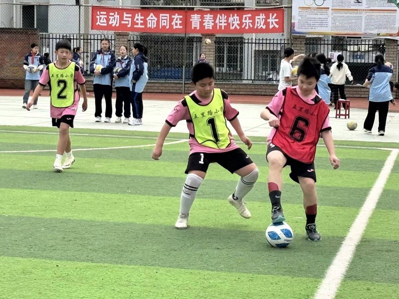 高校足球：青春与梦想的舞台