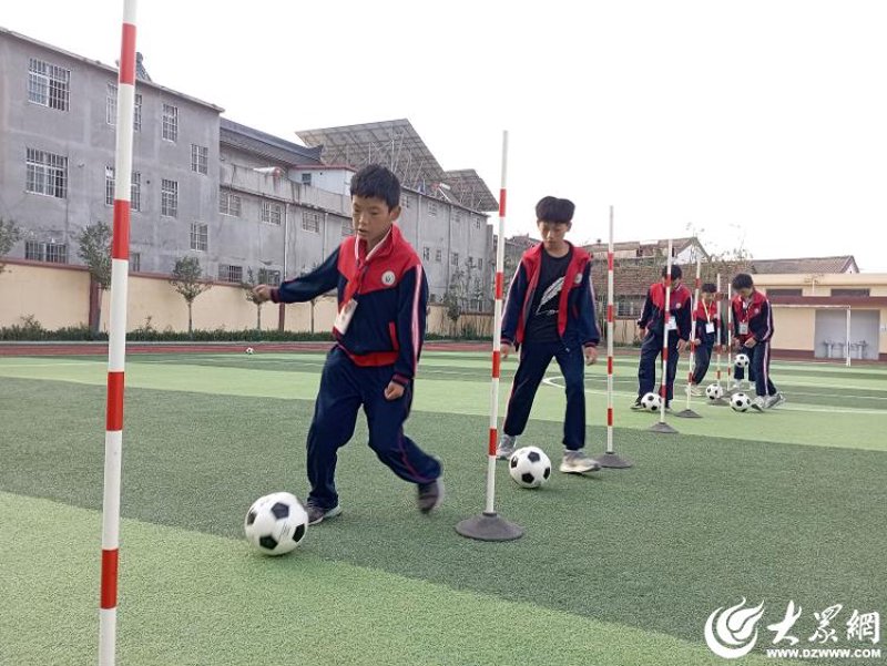 大学生足球联赛：青春与激情的碰撞